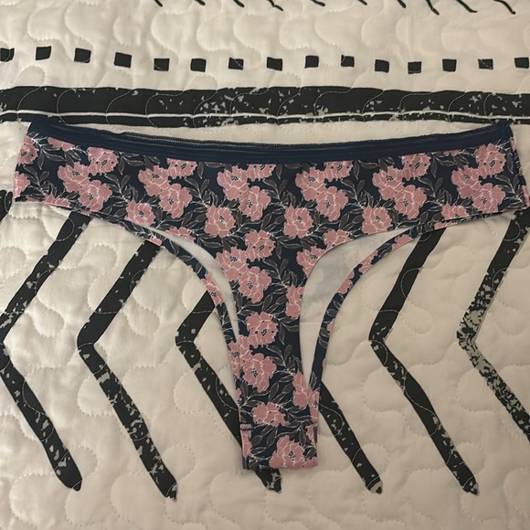 3 new pairs of thongs - Picture 4 of 11